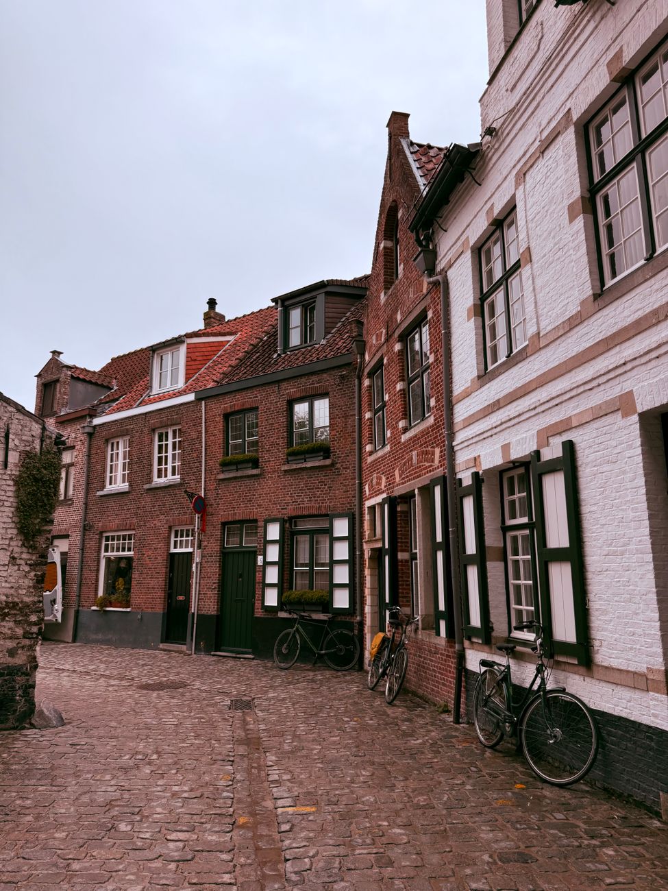 Kasseien straatje in België met historische huizen